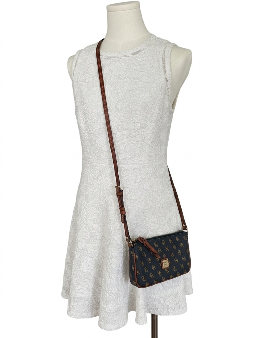 💐 Dooney & Bourke Gretta LexiCrossbody. Navy & Tan, Monogram. - Picture 3 of 11